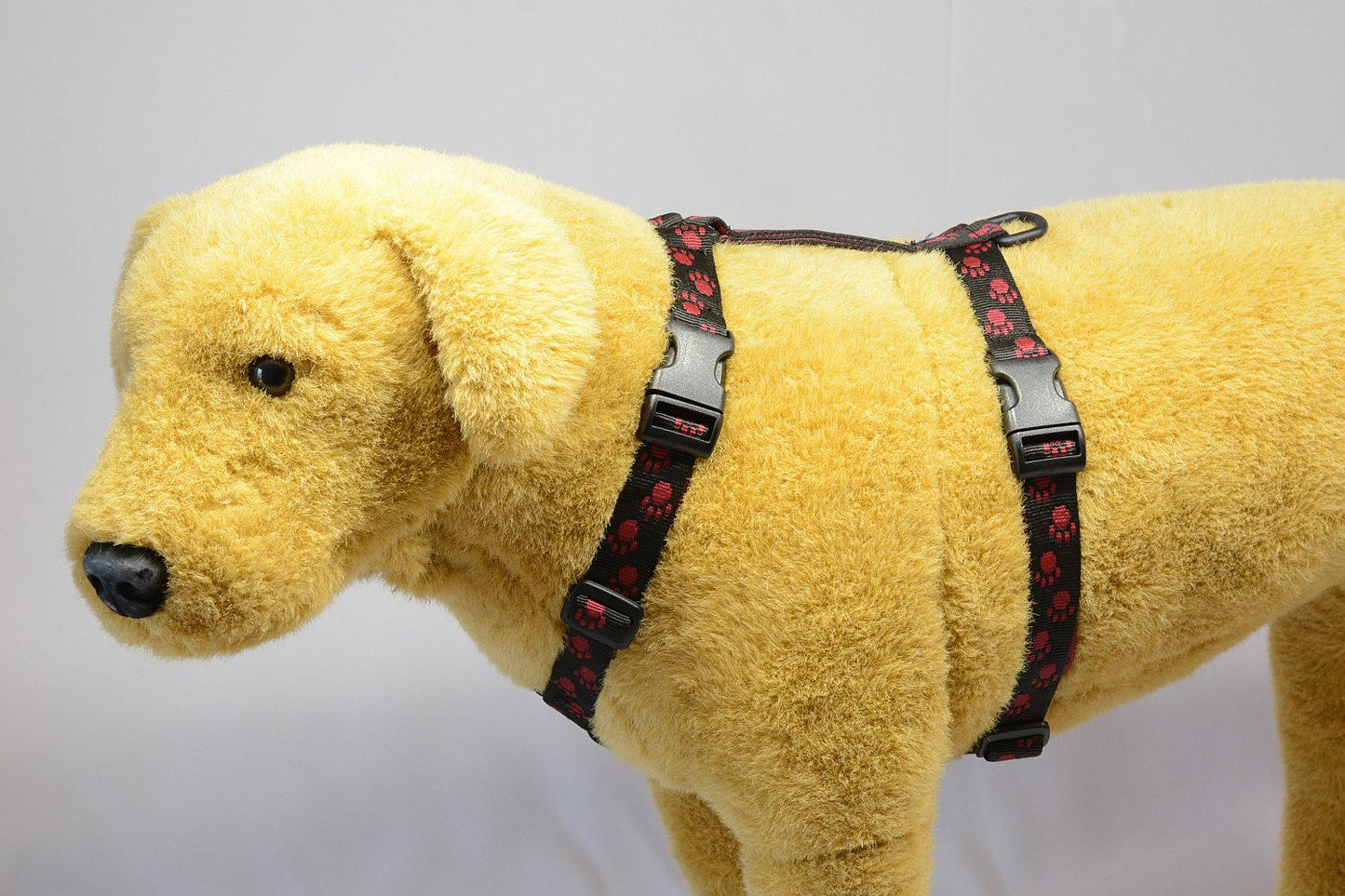 Oprsnica S črna z vinsko rdečimi tačkami s črno zaponko